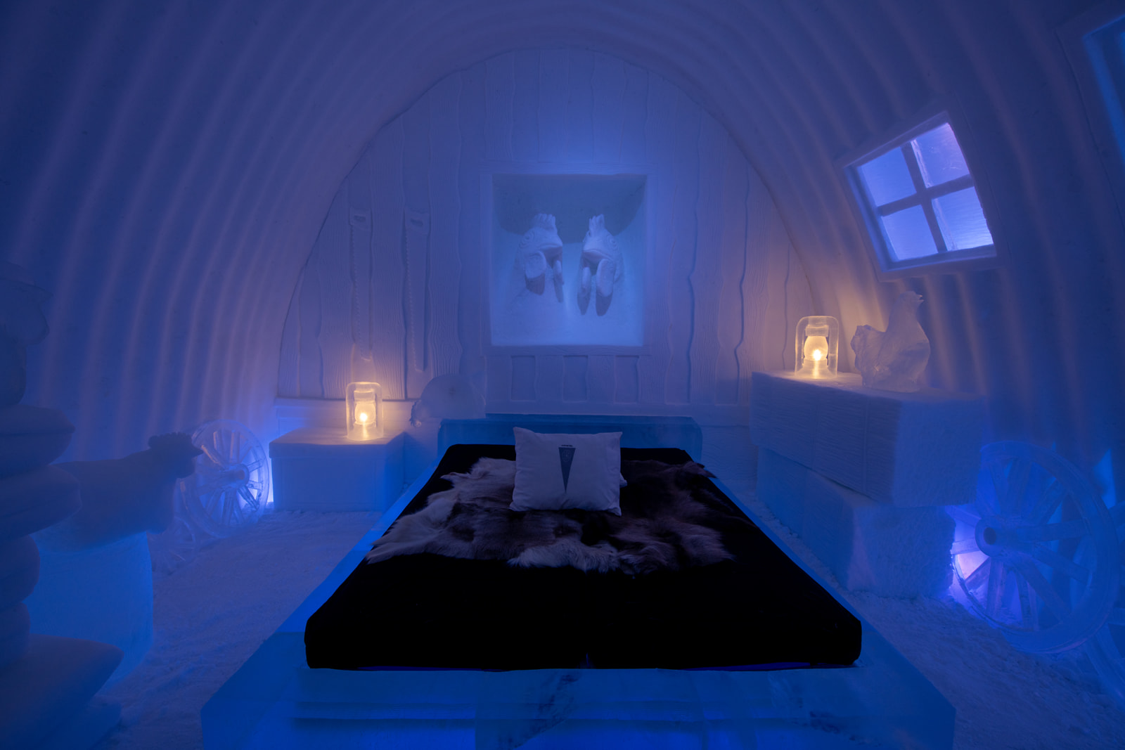 art-suite-to-bed-with-the-chickens-in-icehotel-33-icehotel